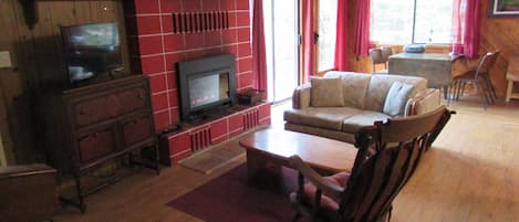 Smart-TV, Kamin, DVD-Player, Bücher
