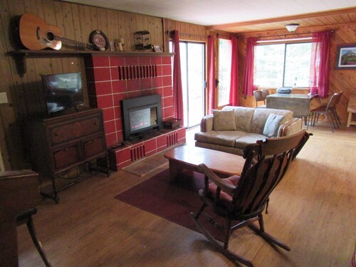 Comfortable and Secluded Rustic Wildlife Cabin with WIFI, Roku