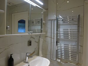 コンフォート アパートメント | バスルーム | シャワー、水圧マッサージシャワー、バスローブ、タオル