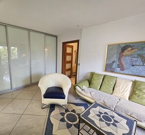 Deluxe Apartment | Living area | Flat-screen TV