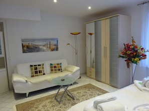 Comfort Apartment (4034) | 1 bedroom, individually furnished, blackout curtains, soundproofing - Solrosen i Simrishamn (Simrishamn)