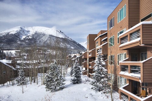 Cozy Ski Condo with Beautiful Mountain Views and Hot Tub - 522 Watch Hill