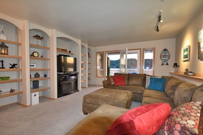 Smart TV, fireplace, DVD player, books