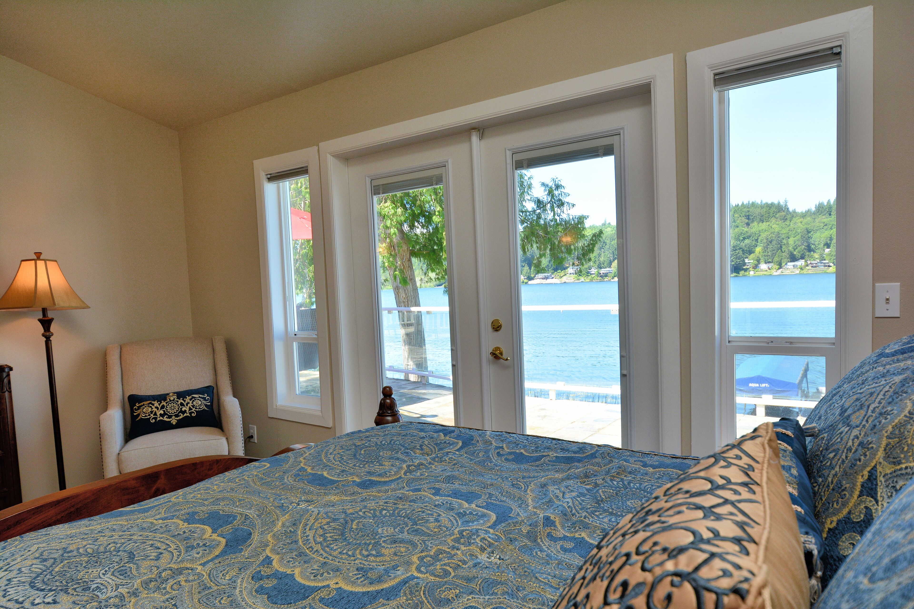 4 dormitorios, tabla de planchar con plancha, cuna de viaje