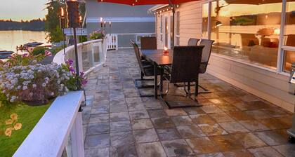 Lakefront Home-4 Bedrooms, 3 Full Bathrooms-Sleeps 10+ Hot Tub and Kayaks