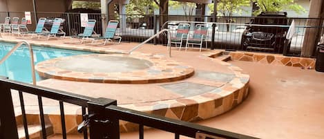 Inomhuspool och utomhuspool
