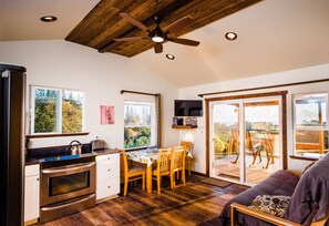 Smart-TV, DVD-Player, Bücher, Videothek