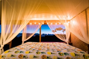 1 quarto, ferros/tábuas de passar roupa, berço de viagem