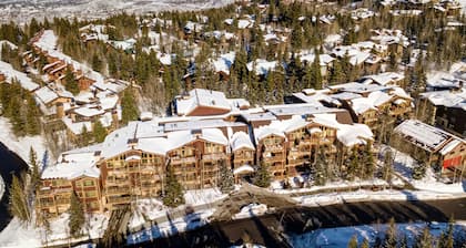 Upper Deer Valley Luxury Condo with Private Hot Tub - Near Mid Mountain Lifts!