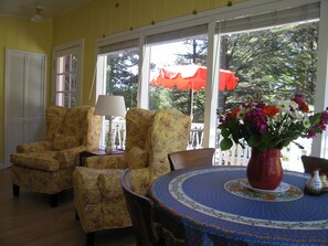 Dining - Cozy, Romantic Cottage just 3 minutes from the village of Mendocino! (Mendocino)
