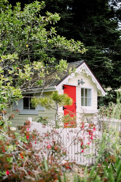 Cozy, Romantic Cottage just 3 minutes from the village of Mendocino!