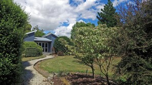 Garden - The Claremont Motels & Apartments (Martinborough)