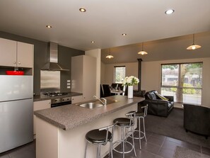 Two Bedroom Apartment | Iron/ironing board, free WiFi, bed sheets, wheelchair access - The Claremont Motels & Apartments (Martinborough)