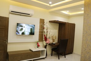 1 bedroom, Egyptian cotton sheets, premium bedding, down comforters - Hotel Avalon Suites (Multan)