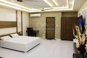 1 bedroom, Egyptian cotton sheets, premium bedding, down comforters - Hotel Avalon Suites (Multan)