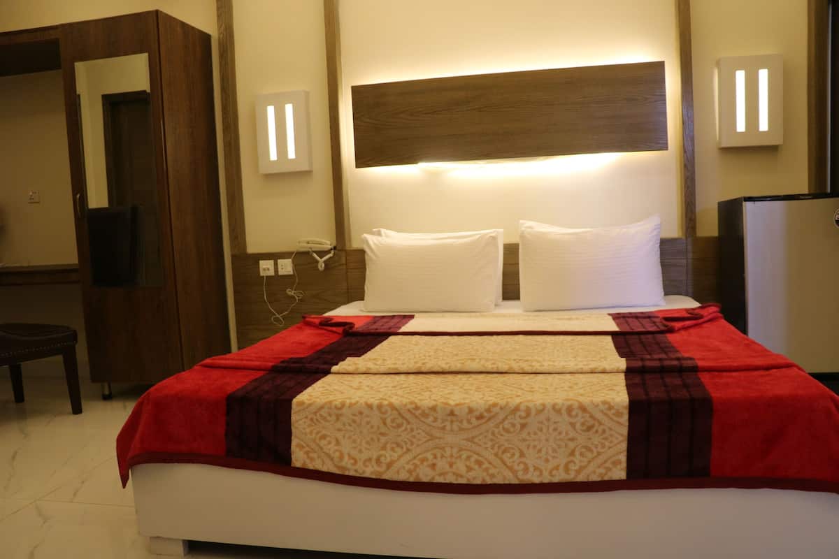 Deluxe Room, 1 Double Bed, Accessible, Smoking