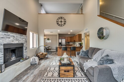  Cozy, Unique, Clean Condo with pool, walking distance from Sabino Canyon Tours!