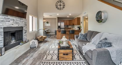 Cozy, Unique, Clean Condo with pool, walking distance from Sabino Canyon Tours!