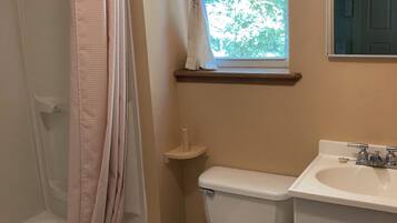 Ensemble douche/baignoire, serviettes fournies, savon, papier toilette