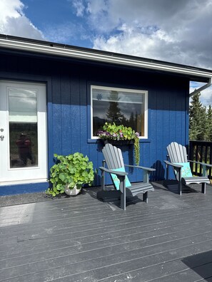 Terrace/patio - Clean & quiet cabin with stunning mountain views (Healy)