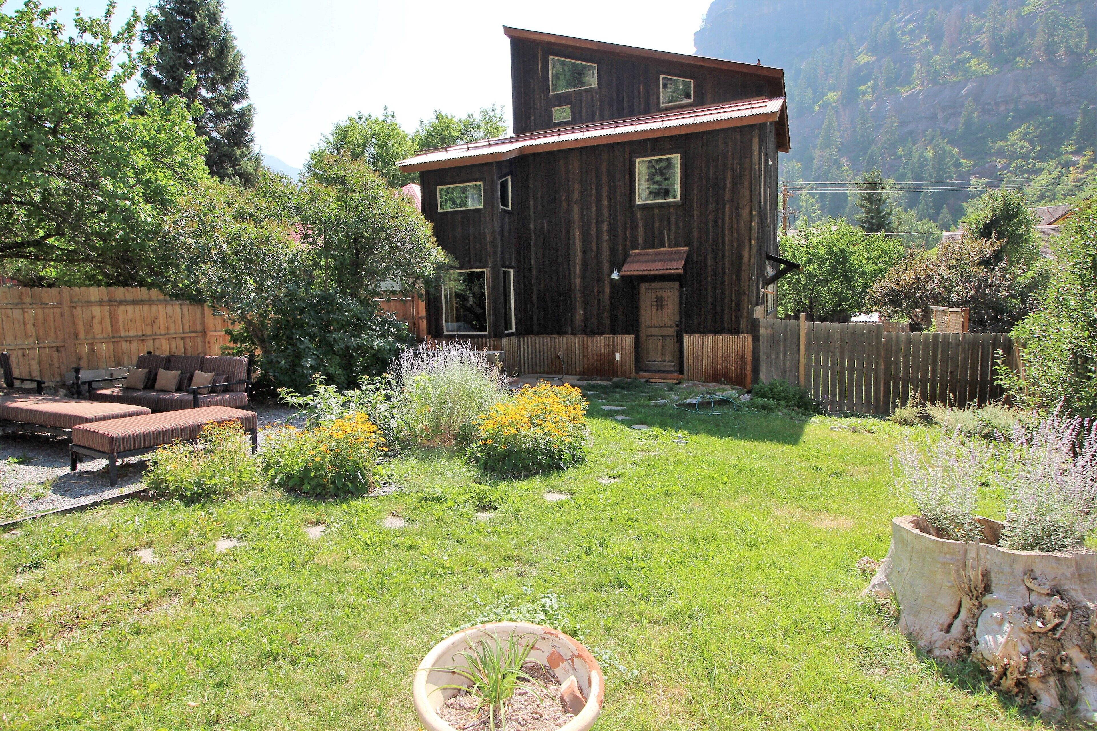 Beautiful Historical Home- 1 Blk from Hot Springs- Sleeps 12- Huge Yard