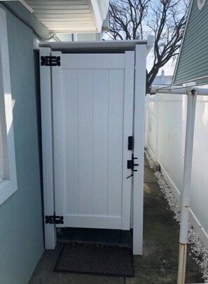 المنطقة المحيطة بالمنشأة