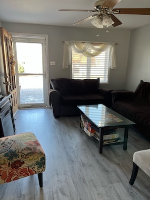 TV, books - Desirable Wildwood Crest 3 blocks from the beach 2 blocks from Sunset bay (Wildwood Crest)