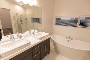 Shower, hair dryer, towels, soap - Luxury Deer Valley Mansion W/ INDOOR BBALL COURT. Sleeps 30+ (Park City)