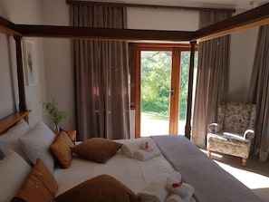 Deluxe suite | Een bureau, geluiddichte muren, gratis wifi, beddengoed