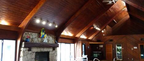 Una piscina cubierta, una piscina climatizada