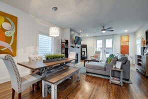 Téléviseur connecté, foyer, livres, chaîne audio