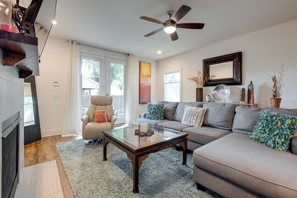 Téléviseur connecté, foyer, livres, chaîne audio