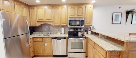 冷蔵庫、電子レンジ、オーブン、コンロ