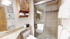 Badewanne, Haartrockner, Handtücher