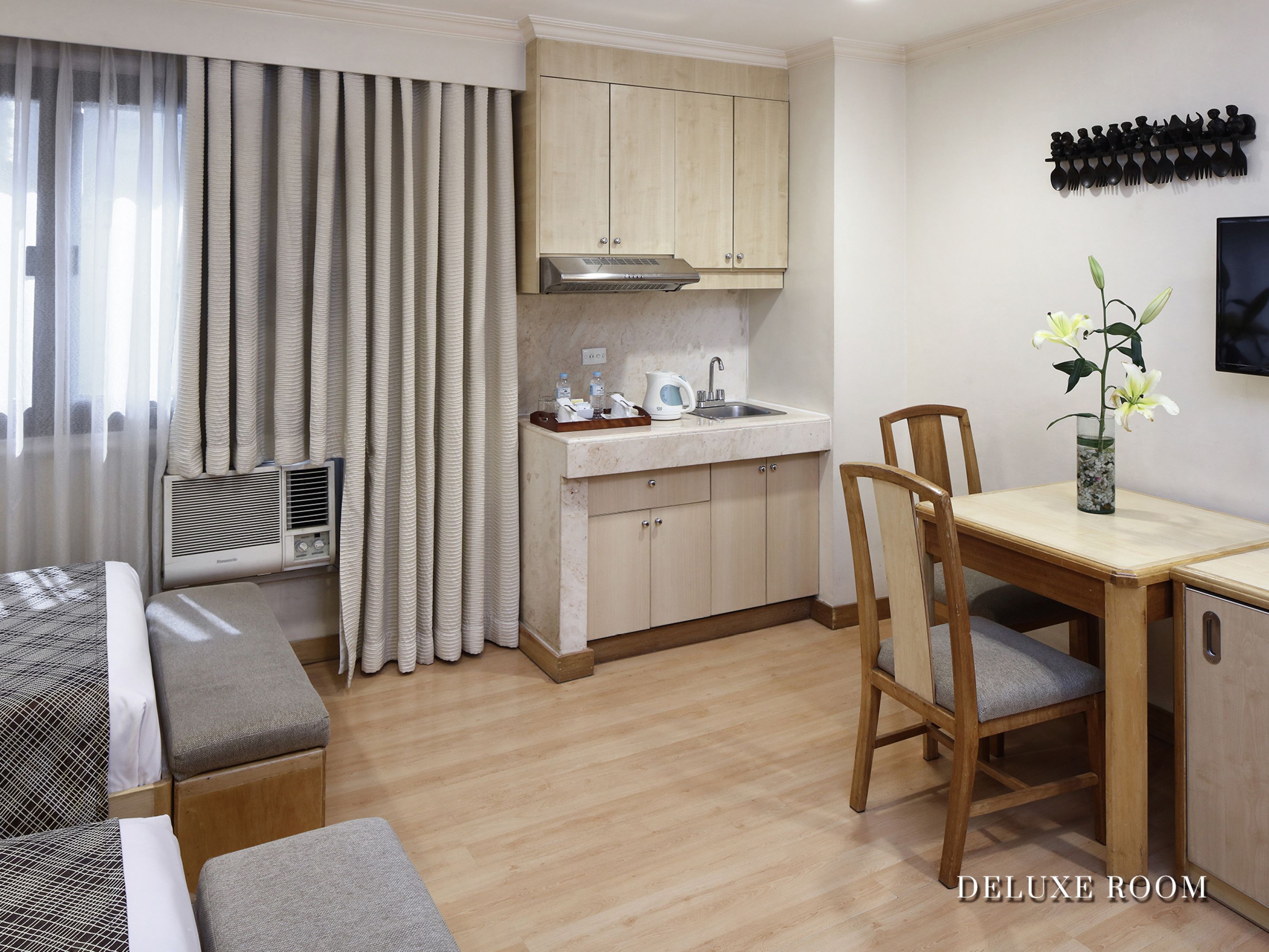 deluxe room | living area | flat-screen tv