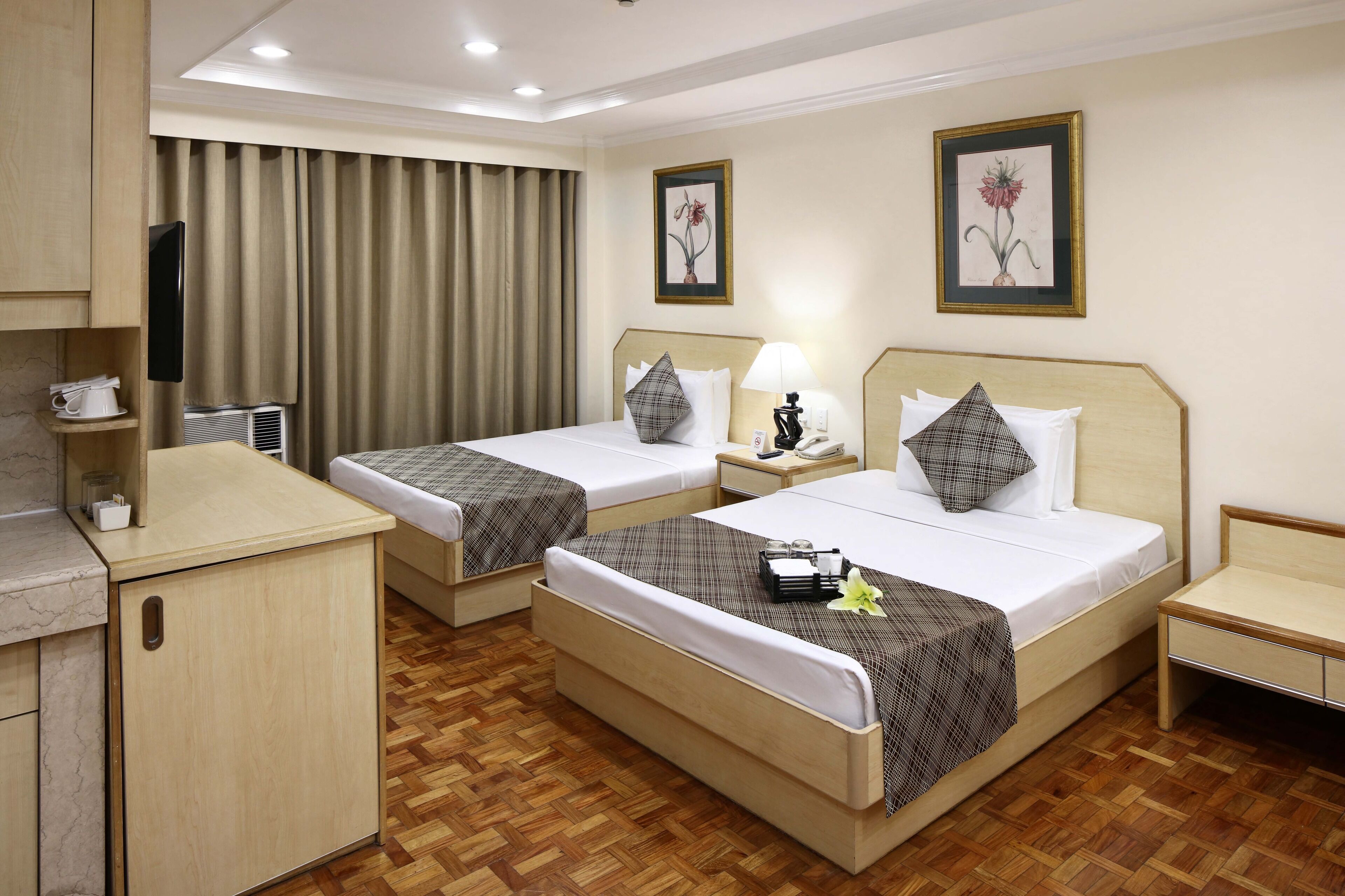 deluxe room | desk, iron/ironing board, free wifi, bed sheets