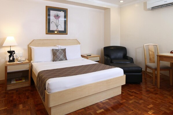 Bureau, fer et planche à repasser, accès au Wi-Fi (inclus)