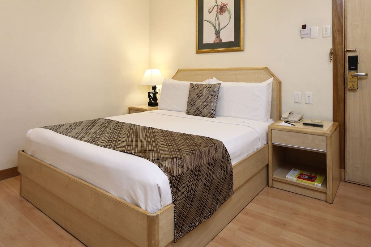 Standard Room | Desk, iron/ironing board (on request), WiFi (free), bed sheets