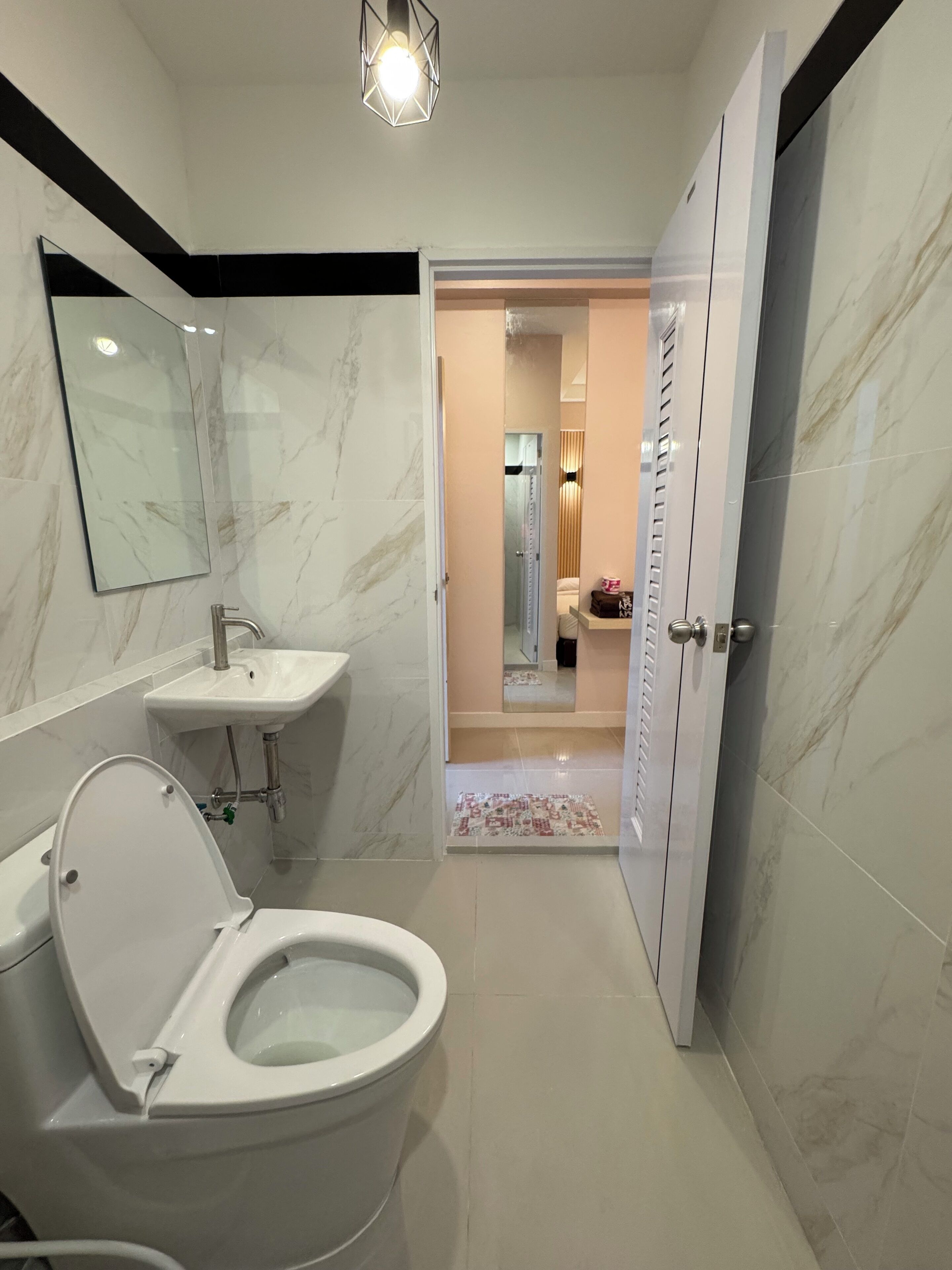 Standard Twin Room with Air Conditioning | Bagno | Doccia, set di cortesia gratuito, asciugamani