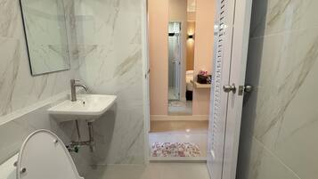 Standard Twin Room with Air Conditioning | Bagno | Doccia, set di cortesia gratuito, asciugamani