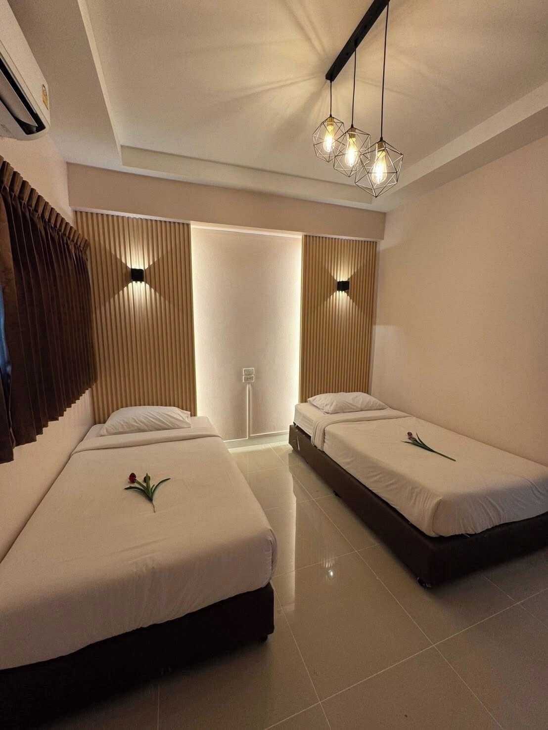Standard Twin Room with Air Conditioning | ผ้าม่านกันแสง, ห้องเก็บเสียง, เตารีด/โต๊ะรีดผ้า, เตียงเสริม/เปล