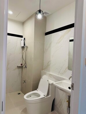 Shower, free toiletries, towels - Pakchong Phubade Hotel (Pak Chong)