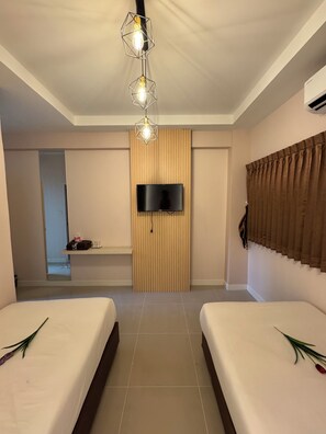 Rideaux occultants, chambres insonorisées, fer et planche à repasser