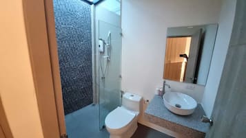 Shower, free toiletries, towels