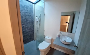 Shower, free toiletries, towels - Bests village & villa (Chalong)