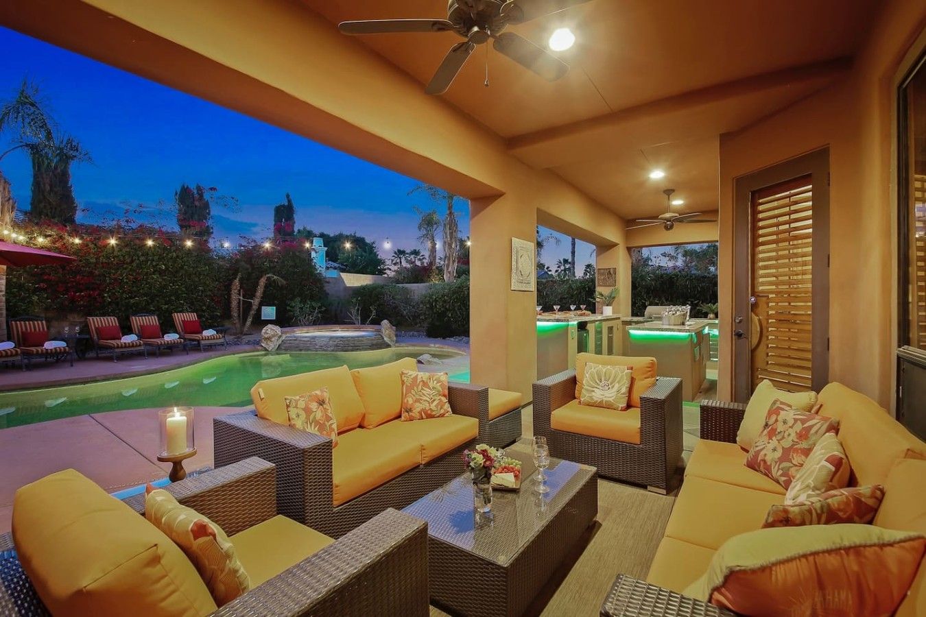 Un espace extérieur aménagé, abrité et doté de meubles en osier, ainsi qu’une piscine.