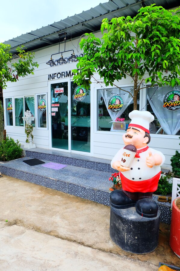 供应早餐、午餐和晚餐，本地与国际菜