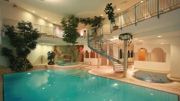 2 kolam renang indoor