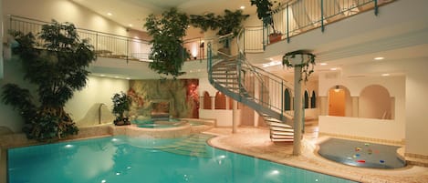 2 piscines intérieures