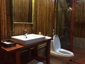 Dusche, kostenlose Toilettenartikel, Haartrockner, Hausschuhe